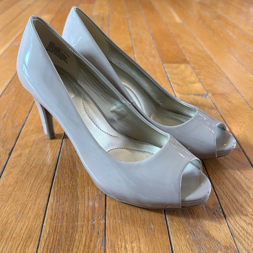 BANDOLINO Rainaa Peep Toe Pumps Heels Shoes PaTent Nude Women’s Sz 8 Career